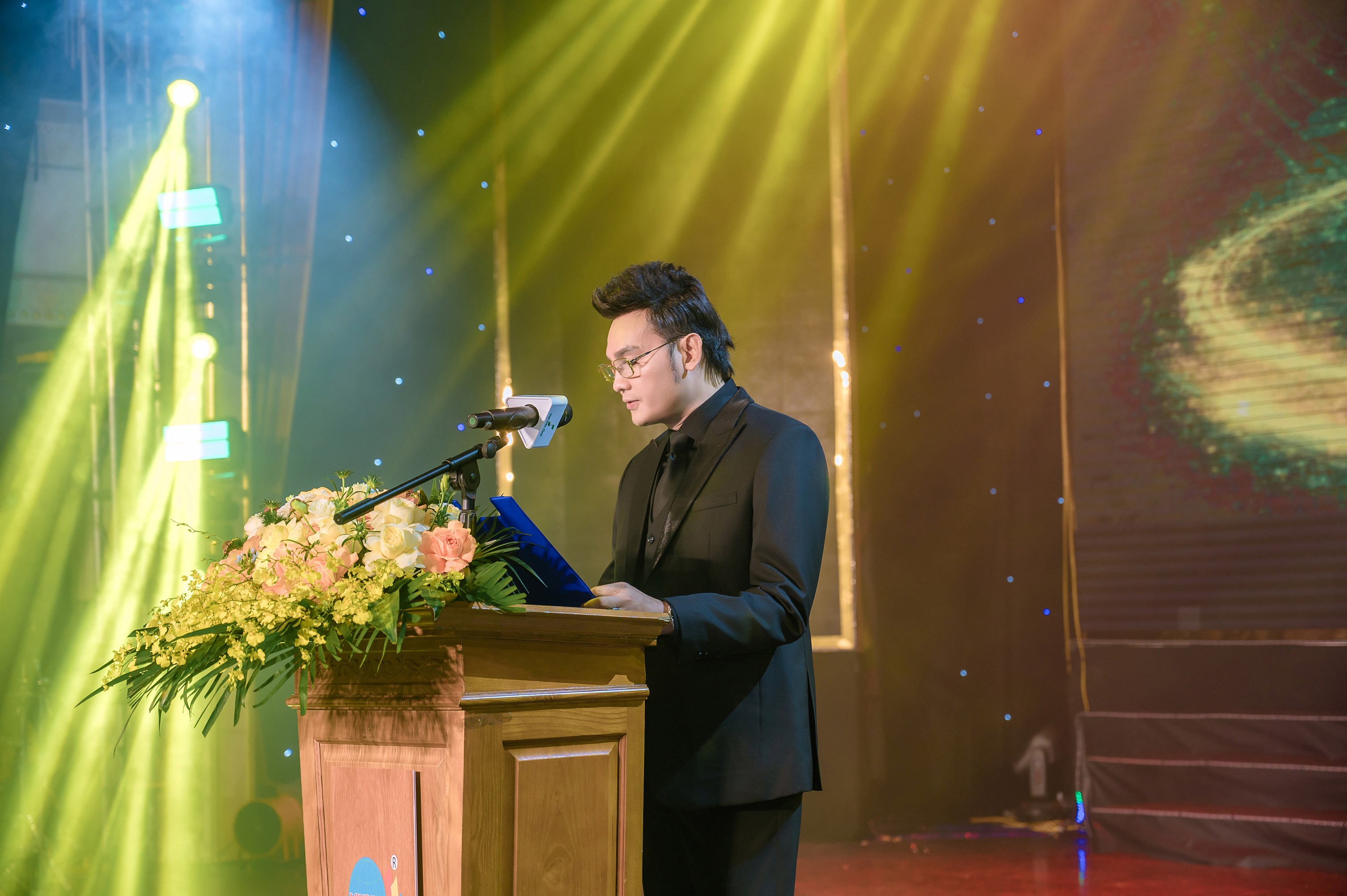Nghệ Sĩ Ưu Tú kiêm CEO Kim Tiểu Long phát biểu tại lễ ra mắt Công ty cổ phần truyền thông Giai Điệu Xanh