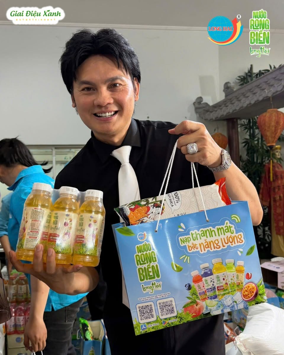 NSƯT Kim Tiểu Long trao quà cho bà con tại Giai Điệu Yêu Thương