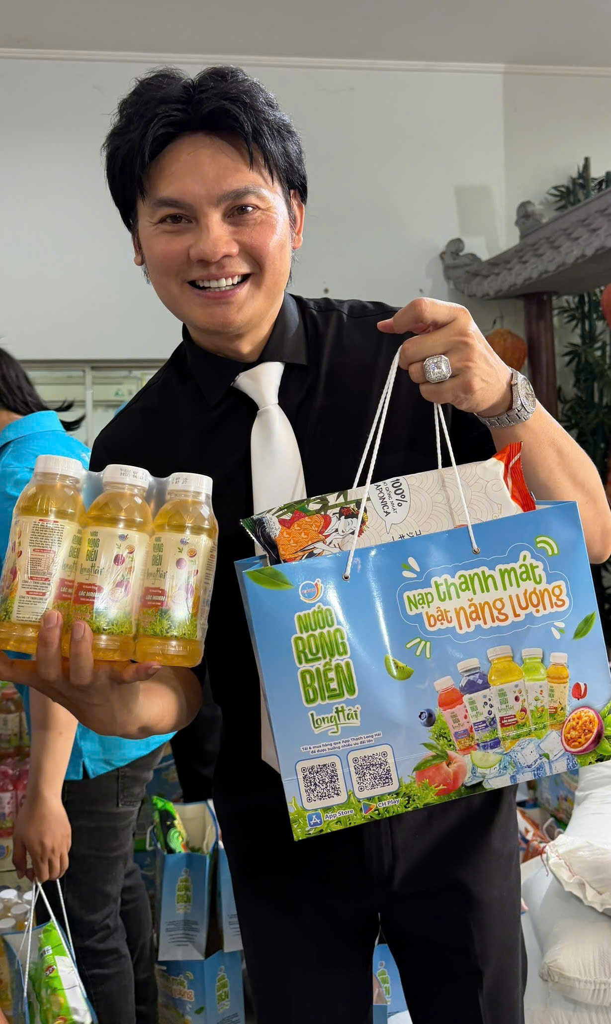 NSUT Kim Tiểu Long trao quà cho bà con tại Giai Điệu Yêu Thương